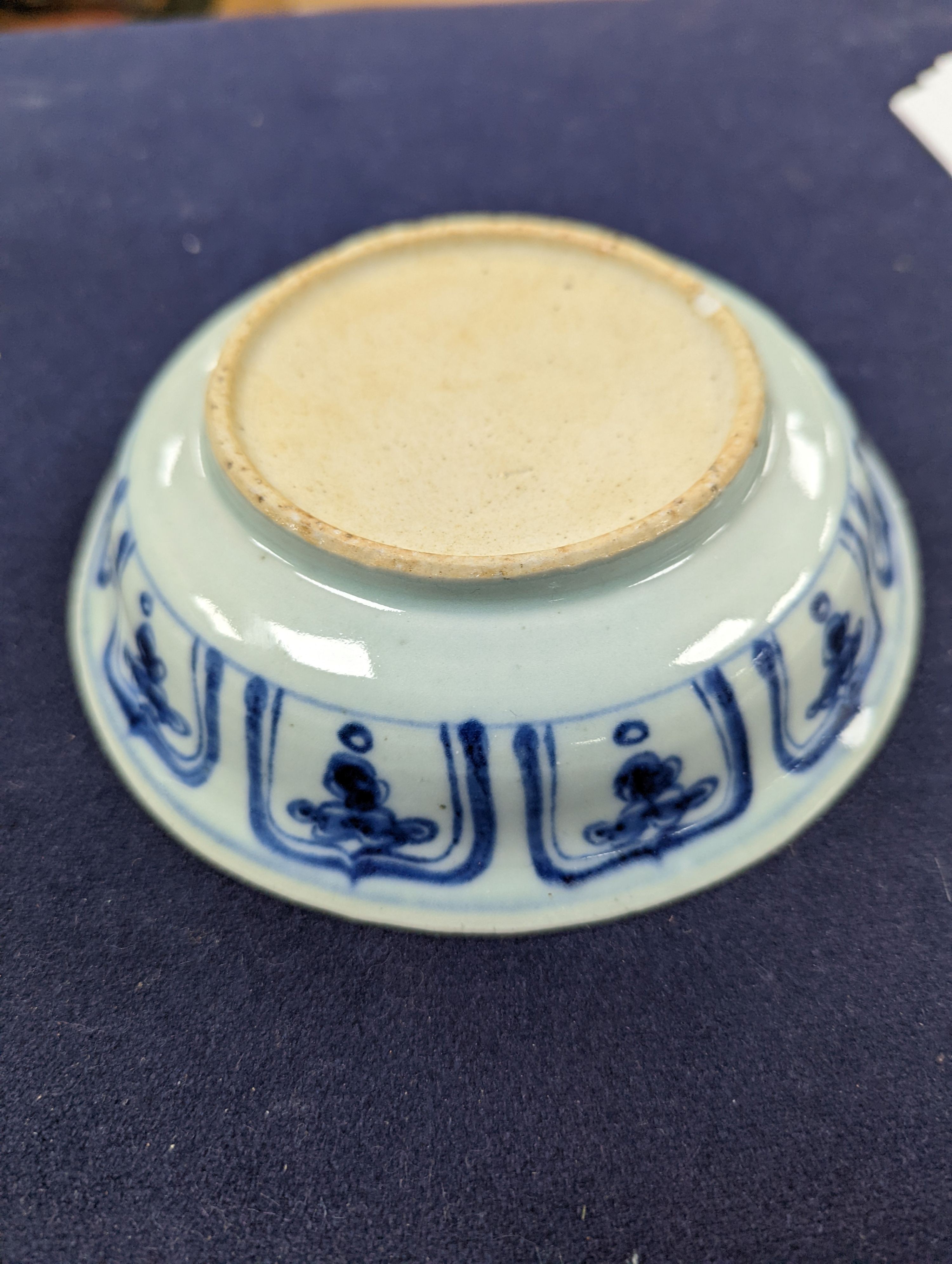 A Chinese blue and white dish, Ming dynasty, 15cm